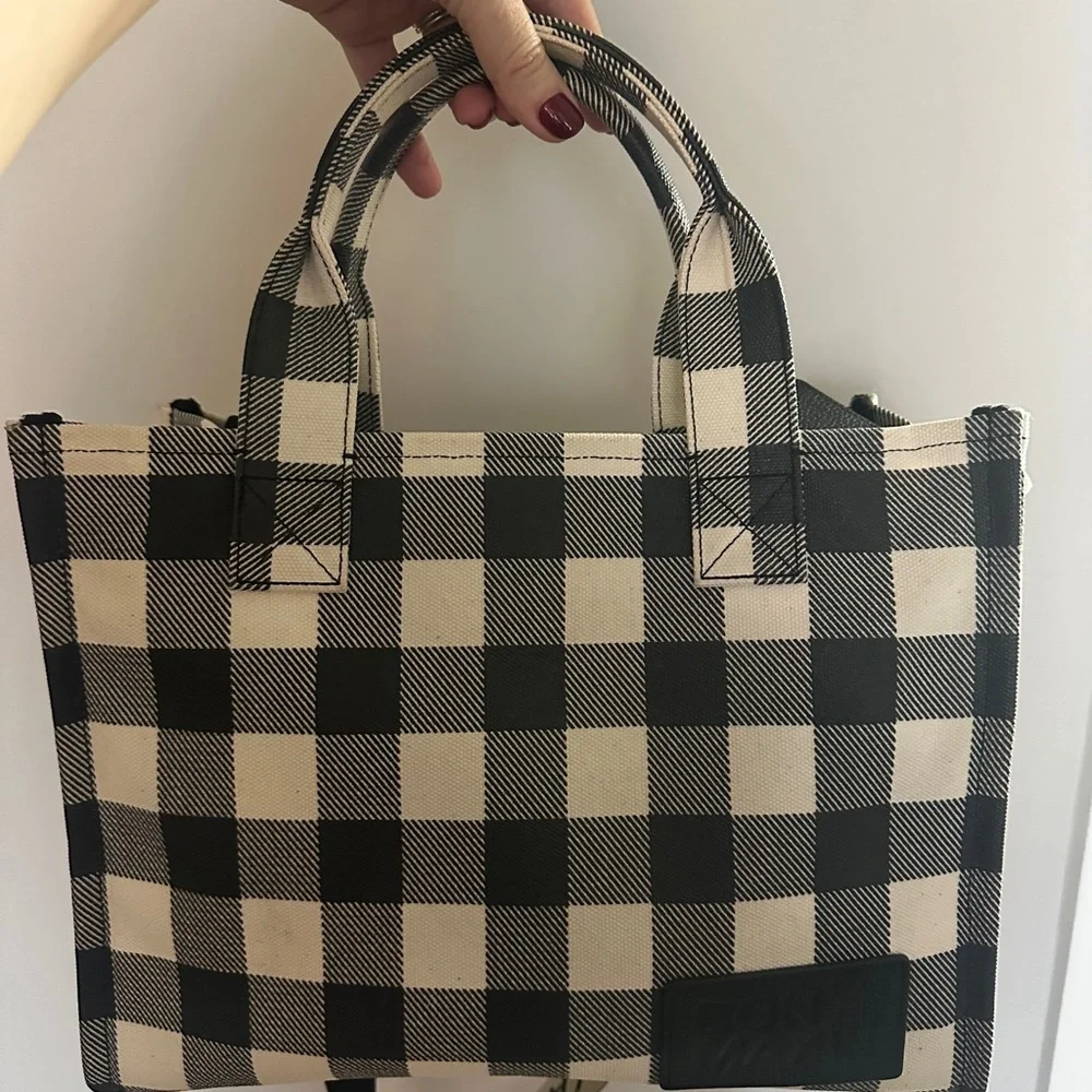 Elegant Checkered Tote Bag - Black and Cream - Picture 5 of 10